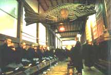 monjes comiendo la guen mai en un templo zen japonés