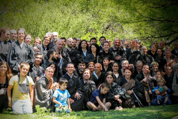 Kosen sangha en el campo de primavera en Shobogenji