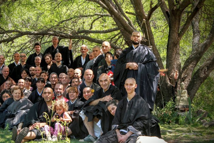 Kosen sangha en el campo de primavera en Shobogenji