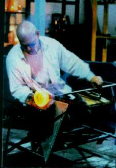 Jean Bélanger, moine zen et artiste verrier, dans son atelier