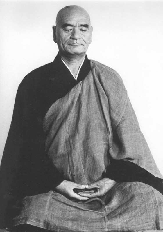 Taisen Deshimaru Roshi en  position du lotus, pratiquant zazen