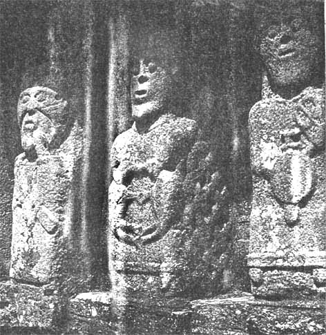  celtic statues in zazen posture, Irland, IX AC.