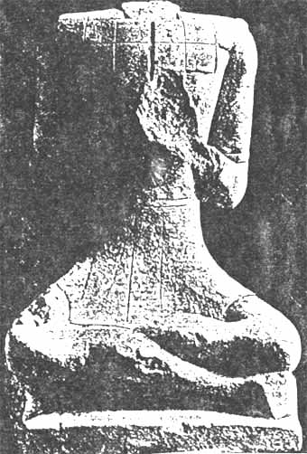 Statues du "dieu assis" trouvées dans les fouilles de Roquepertuse