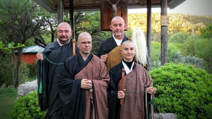 Maestro Kosen, Maestro Ryurin, Maestro Dosei y el monje Taigen Toshiro Yamauchi durante la transmisión del Dharma