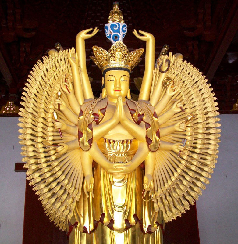 El bodhisattva Avalokitsevara, dotado de mil brazos y mil ojos