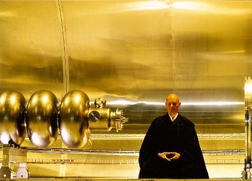 El maestro Keisen Vuillemin en el accelerador de particulas del CERN, Ginebra