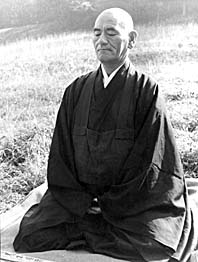 Maitre Taisen Deshimaru en posture de zazen