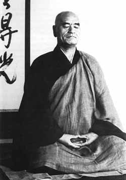 El maestro Deshimaru en postura de zazen