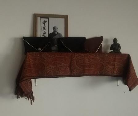 altar de kesas y rakusus en Neuquen