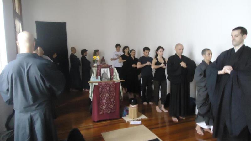 Pratique de kin-hin au dojo Zen de Rosario, Argentine