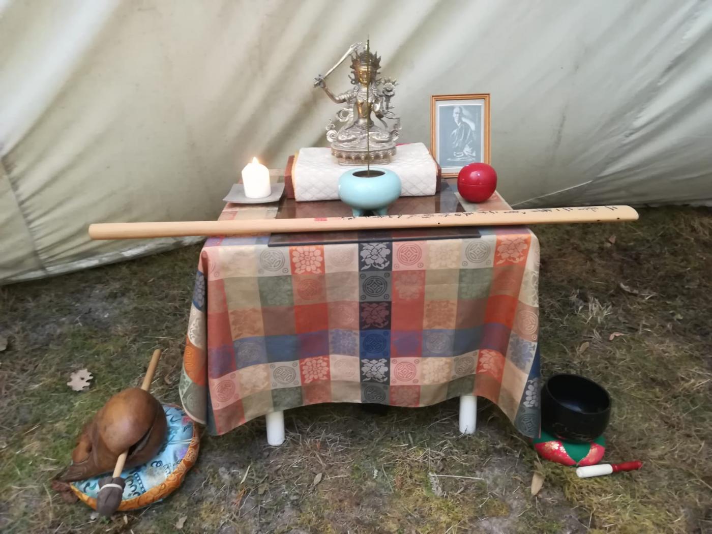 L'autel avec le Bouddha L'autel avec le Bouddha