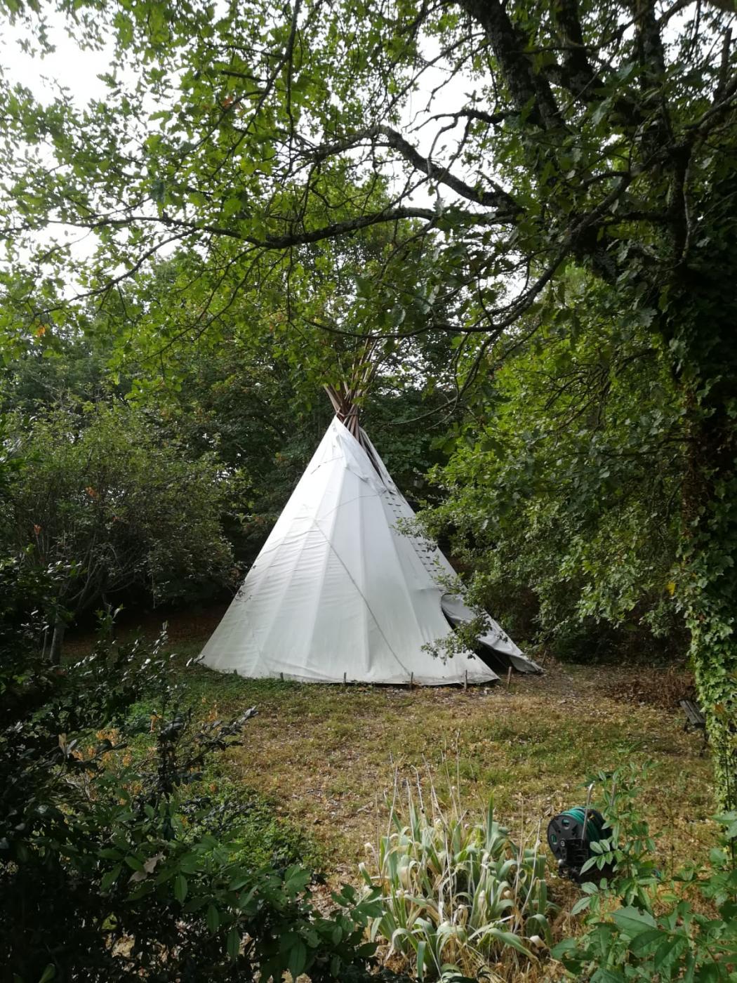 Le tipi dojo, vue extérieure Le tipi dojo, vue extérieure