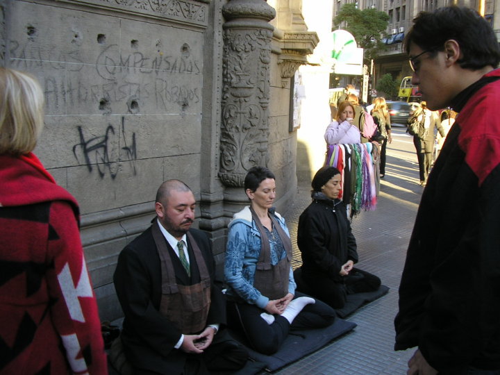 Dojo Zen de Buenos Aires, monjes en zazen en la calle, samu difusion en el centro de Buenos Aires