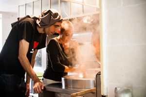 cuisson de la guen-maï, soupe traditionnelle des moines zen