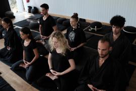 Les jeunes de la Kosen Sangha en posture de zazen, la méditation zen