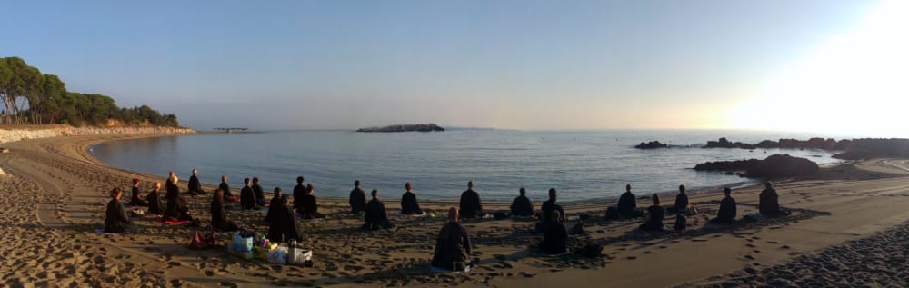 Práctica de la meditación zen, zazen, en la playa 